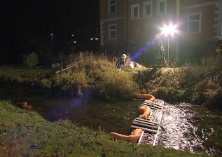 Öl läuft aus Industriebrache in Bach - 