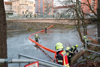 Öl-Substanz fließt durch die Chemnitz: Feuerwehreinsatz an der Reichsstraße - 