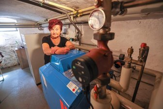 Öl zu billig: 83-jährige aus Neukirchen verfehlt Heizkostenhilfe um zwei Cent - Rentnerin Ingrid Gödickemeier aus Neukirchen bei Chemnitz: "Ich bin jetzt 83. Was soll ich mir in dem Alter eine neue Heizung zulegen?"