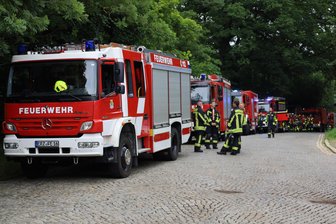 Ölfilm auf dem Schwarzwasser bei Schwarzenberg löst Großeinsatz aus - Zahlreiche Einsatzfahrzeuge und Feuerwehrkräfte aus dem gesamten Erzgebirgskreis rückten am Freitagabend zum Schwarzwasser aus.