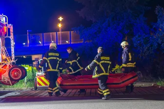 Ölfilm auf der Freiberger Mulde bei Döbeln - Drohne gestartet - Die Feuerwehrleute haben zum Bekämpfen der Ölverschmutzung auch ein Boot eingesetzt.