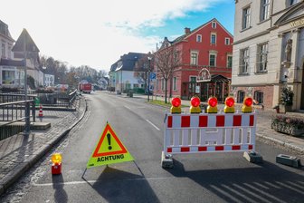 Ölfilm im Hegebach: Feuerwehr Gersdorf im Einsatz - 