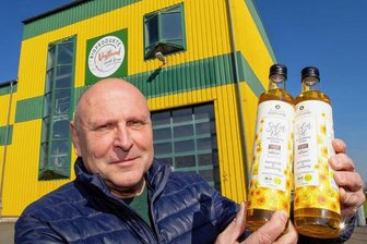 Ölmühle Vogtland bringt erstes eigenes Bio-Öl in die Läden - Hartmut Schleicher führt die Geschäfte der Firma Bioprodukte Vogtland in Großfriesen. Unter dem Label "Ölmühle Vogtland" kommt jetzt erstmals ein Salat-Öl in "Denn's"-Bioläden in der Region.
