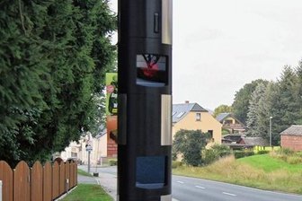 Oelsnitz: Blitzer füllen Stadtkasse mit 1,4 Millionen Euro - Der Blitzer an der Hofer Straße in Oelsnitz.