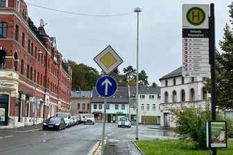Oelsnitz: Bushaltestelle nach Bürgerkritik verlegt - Die am Oelsnitzer Heppeplatz in Richtung Innenstadt gelegene Bushaltestelle wurde an die Bahnhofstraße verlegt.