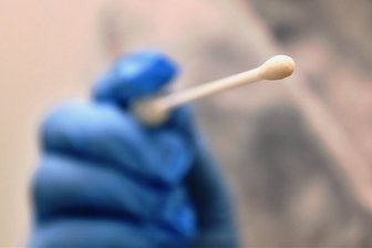 Oelsnitz: Debatte um kostenlose Tests - Die Oelsnitzer AfD möchte bei der nächsten Stadtratssitzung den Antrag stellen, dass die Stadt künftig einen Coronatest pro Woche und Bürger bezahlt.