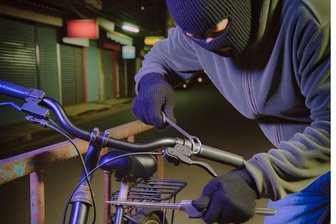 Oelsnitz: Dieb nimmt E-Bike im Wert von 4000 Euro mit - Ein Dieb bei der Arbeit (Symbolbild).