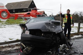 Bei einem Unfall auf der S 246 in Oelsnitz sind am Freitag zwei Menschen verletzt worden.