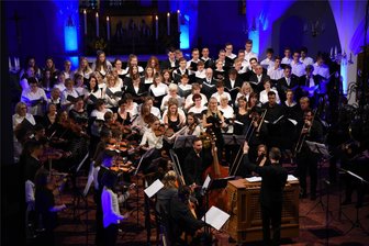 Oelsnitz erlebt eine musikalische Alpen-Überquerung - Ein Konzert in der Jakobikirche Oelsnitz widmet sich am 14. September Johann Rosenmüller. Das Foto entstand 2019 beim Gastspiel des Ensemble 1684 an gleicher Stelle mit Musikern von Kantorei, Gymnasium und Musikschule Oelsnitz.