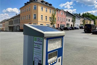 Oelsnitz ersetzt alle Parkautomaten durch neue - Die Parkscheinautomaten in Oelsnitz, hier an der Rosa-Luxemburg-Straße, sind veraltet. Sechs neue kommen.