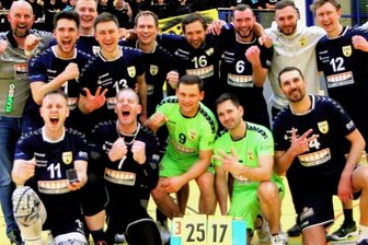 Oelsnitz fehlt noch ein Sieg zum Klassenerhalt - Jubel bei Mannschaft und Fans nach dem 3:0-Heimsieg des VSV gegen den VC Olympia München am Samstagabend.