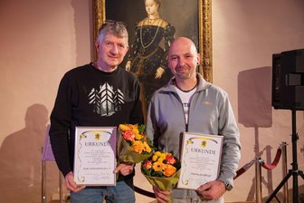 Oelsnitz gibt Ehrenamtlichen eine große Bühne - Mathias Stempell (links) für die Jumi-Kinderhilfe und Danny Großkopf nahmen den Preis entgegen.