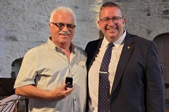 Oelsnitz im Vogtland zeichnet AfD-Politiker mit Ehrenring aus - Ehrung stößt auf Kritik - Ulrich Lupart (links) erhielt den Ehrenring der Stadt Oelsnitz. Rechts OB Mario Horn.