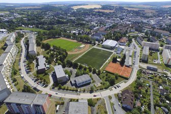 Oelsnitz investiert viel Geld ins Sportareal am Stadion - Blick aus der Luft auf die Oelsnitzer Sportanlagen.
