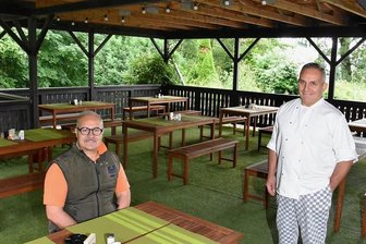 Oelsnitz: Italienische Gastwirte räumen mit Gerüchten um Weggang auf - Offen ist die Gaststätte dennoch - serviert wird außen.