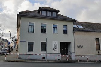 Oelsnitz: Kirchengebäude wird entwidmet - Markant: An der Ecke Dr.-Friedrichs-Straße/Karl-Liebknecht-Straße steht die Christuskirche. Das Gebäude steht zum Verkauf. 
