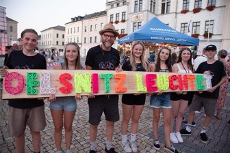 „Oelsnitz leuchtet“ bringt viel Heiterkeit auf den Marktplatz - Tobias Schilbach vom Verein Freundearbeit hat mit Helfern die Aktion „Oelsnitz leuchtet“ organisiert.