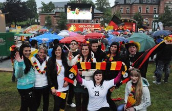 Oelsnitz: Mädchen beim Public Viewing durch Feuerwerkskörper verletzt - Ausgelassen haben rund 400 Fußballfans den Sieg der deutschen Elf auf dem Oelsnitzer Markt verfolgt. Ein Mädchen ist dabei jedoch verletzt worden.