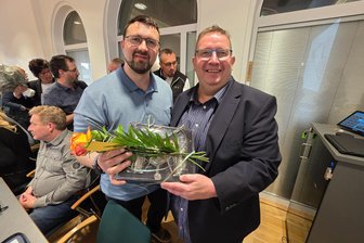 Oelsnitz: Mario Horn verabschiedet sich als OB im Stadtrat mit mahnenden Worten und einer Bitte - Mario Horn wurde in seiner letzten Ratssitzung als OB verabschiedet – unter anderem von Triebels Bürgermeister Christopher Groß (links).