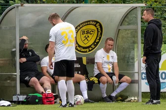 Oelsnitz mit Monster-Comeback: Freiberger Fußballer versemmeln sicher geglaubten Heimsieg - Hängende Köpfe nach dem Schlusspfiff: Auch der eingewechselte BSC-Torjäger Rico Thomas (33) konnte die Aufholjagd der Gäste nicht verhindern.