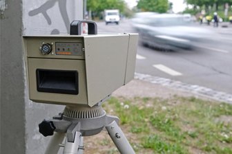 Oelsnitz: Mobiler Blitzer kommt in jedem Fall - Die Anschaffung eines mobilen Blitzers steht im Oelsnitzer Haushalt für 2024. Kauf oder Miete wird überlegt.