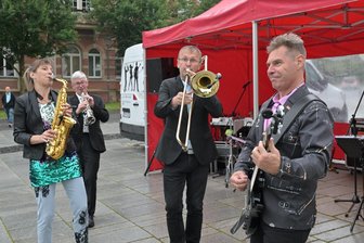 Oelsnitz: Musik unter freiem Himmel - Beim Oelsnitzer Kultursommer sind jetzt die Musiker von Happy Feeling aufgetreten.