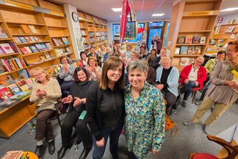 Oelsnitz nimmt Abschied von Kathrin Jakobs Buchhandlung - Zum Abschied der Buchhandlung hat Inhaberin Kathrin Jakob (rechts) die Bestseller-Autorin Kati Naumann eingeladen. Sie hat aus ihrem Buch „Der halbe Mond“ vorgelesen.
