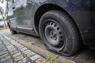 Oelsnitz: Reifen an geparkten Autos zerstochen - Plattfuß: An geparkten Autos in Oelsnitz sind Reifen zerstochen worden.