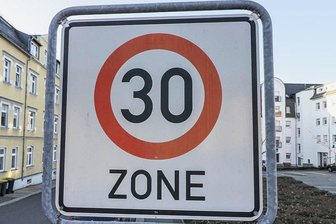 Oelsnitz sagt Nein zu Tempo 30 für Eichigter Dorfstraße - Eine Tempo 30-Regelung für die Eichigter Dorfstraße hat die Verkehrsbehörde der Stadt Oelsnitz abgelehnt.