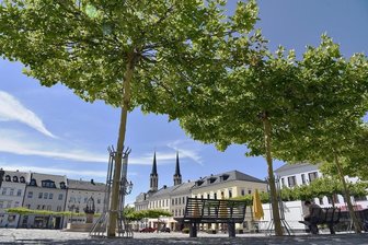 Oelsnitz sagt öffentliches Fußballgucken ab - Der Marktplatz im vogtländischen Oelsnitz. Die hier am Freitag und Samstag vorgesehene Übertragung alle Viertelfinals der Fußball-EM fällt aus. Die Oelsniter Kultur GmbH sagte das Public Viewing am Mittwochabend aufgrund mangelnder Nachfrage ab. Foto: Christian Schubert/Archiv