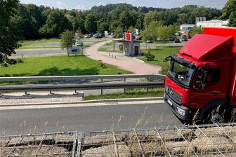 Oelsnitz: Sanierte Halfpipe soll am Parkplatz Elstergarten aufgestellt werden - Der Parkplatz des Bades Elstergarten liegt zentral, ist von der B 92 wie auch aus der Stadt gut erreichbar. Im Gelände soll die sanierte Halfpipe, die derzeit hinter dem Feuerwehrhaus Planschwitz eingelagert ist, aufgestellt werden.