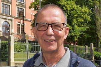 Oelsnitz: Scheidender Direktor steht im Goldenen Buch - Frank-Rainer Richter leitete 14 Jahre das Mosen-Gymnasium. Nun steht er in Oelsnitz‘ Goldenem Buch.