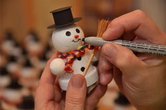 Oelsnitz: Schneemänner für guten Zweck im Nu vergriffen: 1600 Euro Spende für Krebsverein - Alles reine Handarbeit: Hunderte Schneemänner hat Astrid Kießing aus Oelsnitz gefertigt.