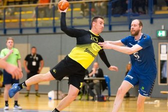 Oelsnitz schrammt ganz knapp an Riesenüberraschung vorbei - Konrad Grünwald (hier beim Wurf, gestört vom Riesaer Torsten Manig) war gemeinsam mit Felix Bechler der erfolgreichste Torschütze beim TSV Oelsnitz. Beide trafen jeweils achtmal.