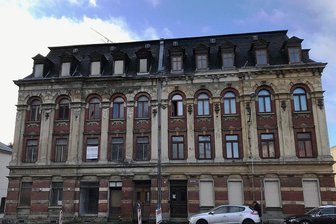 Oelsnitz: Schutztunnel soll vor bröckelndes Haus - Die linke Hälfte des markanten Doppelhauses an der Oelsnitzer Egerstraße bereitet Sorgen. Ein Schutztunnel für Fußgänger soll her. 