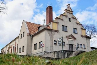 Oelsnitz setzt Pflegeheiminvestor eine Frist - Die Turnhalle an der Alten Reichenbacher Straße in Oelsnitz. Vor neun Monaten hatte der Stadtrat mit 9:6 Stimmen den Verkauf des Grundstücks und des Nachbar-Areals an die Theed-Gruppe beschlossen.