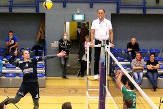 Oelsnitz stellt Kontakt zur Spitzengruppe her - Sascha Singer holt zum Schmetterball aus.