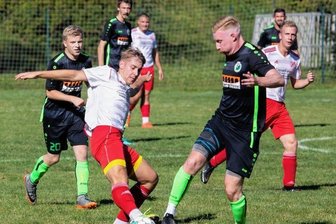 Oelsnitz stürzt Weischlitz in die Krise - Der Weischlitzer Tom Limmer (links) versucht hier den Oelsnitzer Maximilian Röhling vom Ball zu trennen. Die Merkur-Reserve siegte mit 2:1 in Weischlitz, was für den FSV Bau die dritte Niederlage im dritten Spiel bedeutete. Die Oelsnitzer hingegen kletterten mit dem Auswärtssieg auf Platz 2 der Vogtlandklasse.