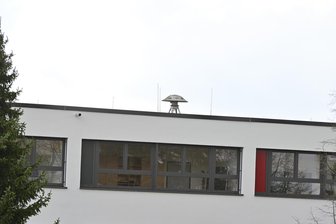 Oelsnitz übergibt seine Motorsirenen an den Landkreis - Die Sirene auf der Grundschule am Stadion gehört nun dem Vogtlandkreis.