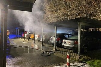 Oelsnitz/V.: Auto gerät in Brand - vier Pkw beschädigt -