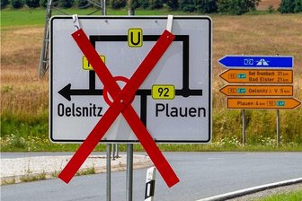 Oelsnitz/V. von vier Vollsperrungen umzingelt: Ab Montag Chaos? - Noch verdecken die Schilder die Vollsperrung, aber ab Montag wird es ernst: Dann ist die B 92 zwischen Plauen und Oelsnitz dicht.