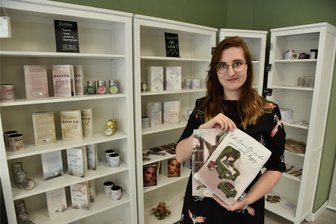 Oelsnitz: Verlag will sich in neuem Bahnhofs-Gewerbegebiet ansiedeln - Vanessa Lipinski: Ihr Vajona-Verlag will mit Halle und Bürogebäude auf die Halbmond-Brache in Oelsnitz.