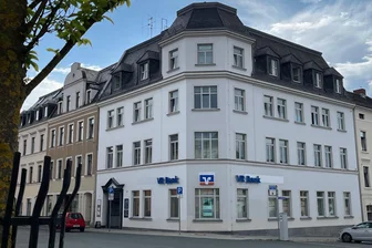 Oelsnitz verliert Ärzte in der Innenstadt: Wo sie hingehen - Die Ärzte des MVZ Adorf von Paracelsus verlassen ihre Räume im Bankgebäude in Oelsnitz.