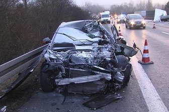 Oelsnitz/Vogtland: Audi kracht in losgelösten Anhänger auf A 72 - Ein Audi-Fahrer wurde bei einem Unfall auf der A 72 bei Plauen schwer verletzt.