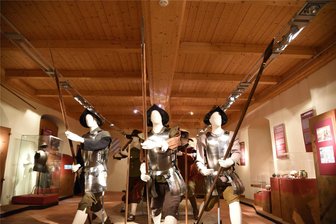Oelsnitz: Was eine DDR-Anbauwand mit dem Dreißigjährigen Krieg zu tun hat - Reichlich Kriegsgerät in Aula und Schösserstube: Die neue Sonderausstellung „Heinrich von Holk. Der Höllenknecht“ zeigt ein halbes Jahr lang bis 20. Oktober in den Museen Schloss Voigtsberg in Oelsnitz Waffen und Rüstungen, geht aber auch auf Alltag und Auswirkungen des Dreißigjährigen Krieges in der Region ein.
