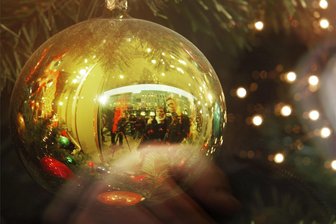 Oelsnitz: Weihnachtsschmuck zum Fußballspielen missbraucht - Weihnachtsschmuck (Symbolfoto) auf dem Oelsnitzer Markt wurde Montagabend als Fußball zweckentfremdet.
