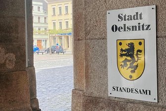 Oelsnitz: Werden Beurkundungen bei Geburten und Sterbefällen bald zum Problem? - Besetzungssorgen: Das Standesamt im Oelsnitzer Rathaus. 