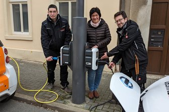 Oelsnitz: Zusätzliche Schilder für Strom-Zapfstellen kommen - Oelsnitz: Elektroautos können an Straßenlampen auch an der Dr.-Friedrichs-Straße betankt werden.