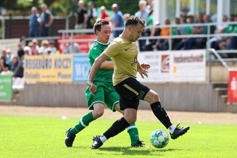 Oelsnitzer Achterbahnfahrt - Robert Hofmann (links), hier im Heimspiel gegen den SV Auerhammer, traf auch in seinem letzten Spiel für Merkur.