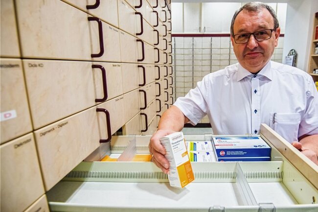 Oelsnitzer Apotheker: Medikamentenmangel verängstigt Patienten - Medikamentenmangel - auch in der Bergmann-Apotheke Oelsnitz von Dr. Klaus Gerlach. 